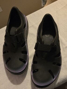 Oofos Black Women's Closed-Toe Sandals with Adjustable Strap Size 6